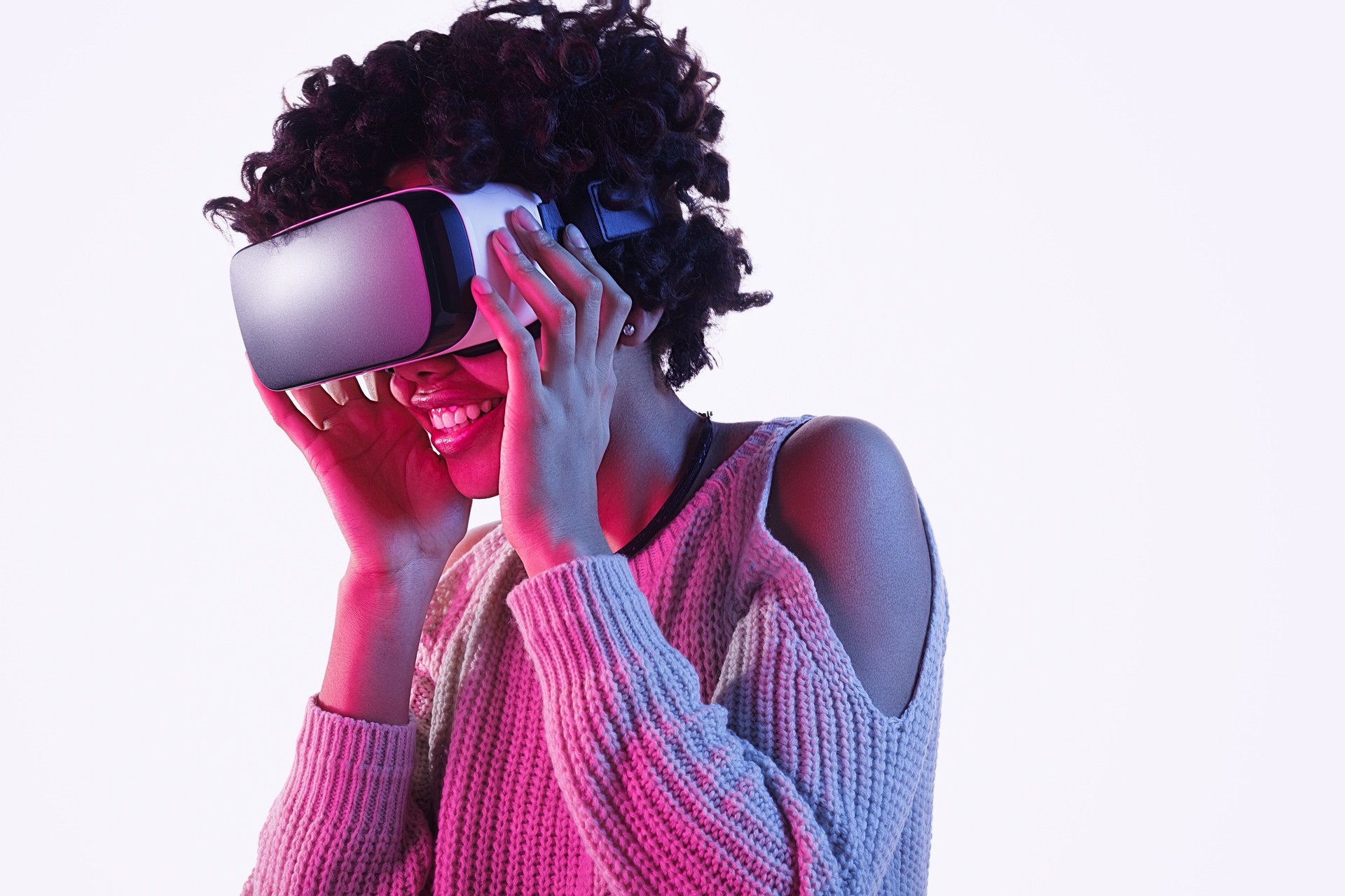 Adolescent noir souriant explorant la réalité virtuelle