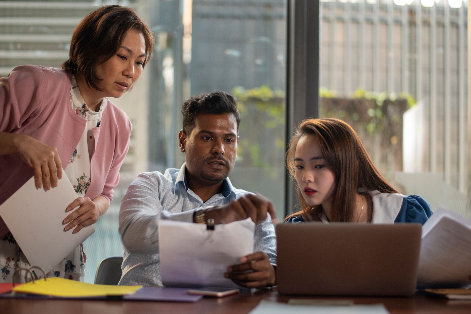 Mélange multiracial de gens d’affaires travaillant ensemble